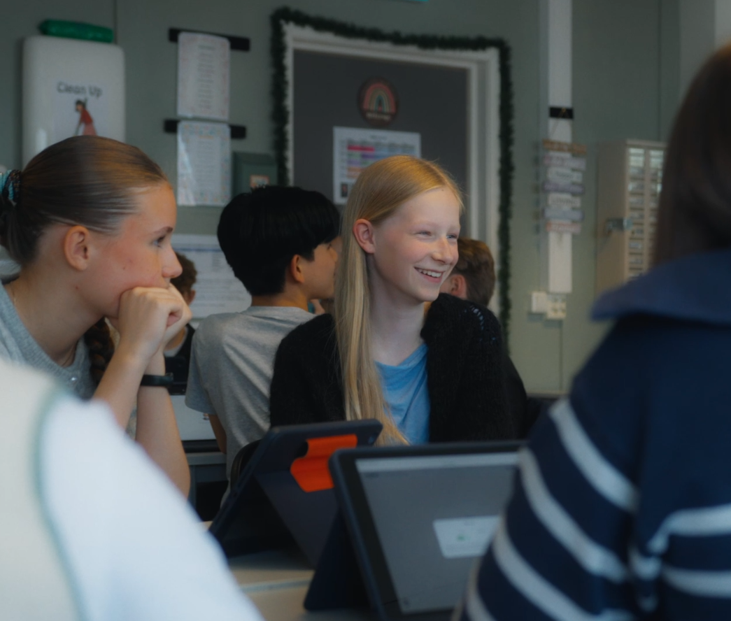 Elever som samarbeider i klasserommet